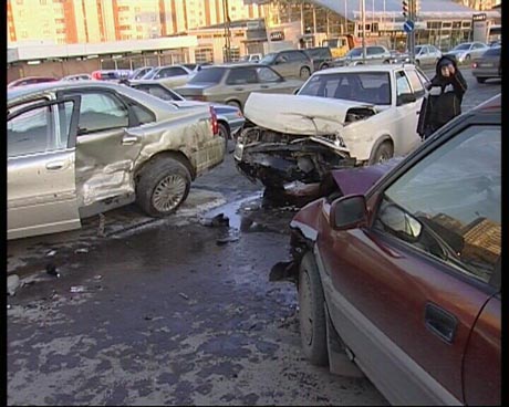 Крупное ДТП в Екатеринбурге. Очевидцы: «Volvo взлетела в воздух, перевернулась и приземлилась на Toyota» 